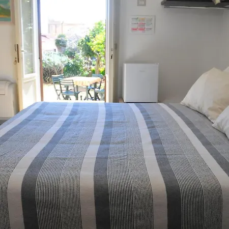 Il Giardino Di Tatiana Rooms & Breakfast La Maddalena  Exterior photo